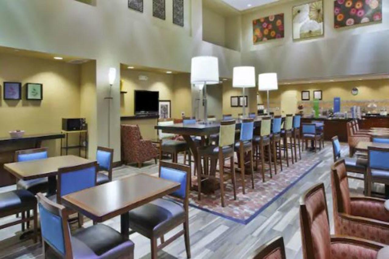Hampton Inn & Suites Wichita-Northeast Exterior photo
